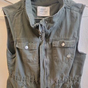 Green floral sleeveless utility vest by Ashley by 26 International, 100% cotton